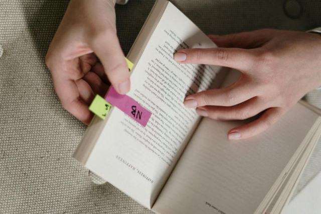 Écrire, annoter, surligner dans ses livres : guide pratique du lecteur actif