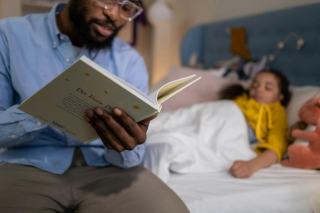 La lecture du soir aux enfants : bienfaits et conseils pratiques