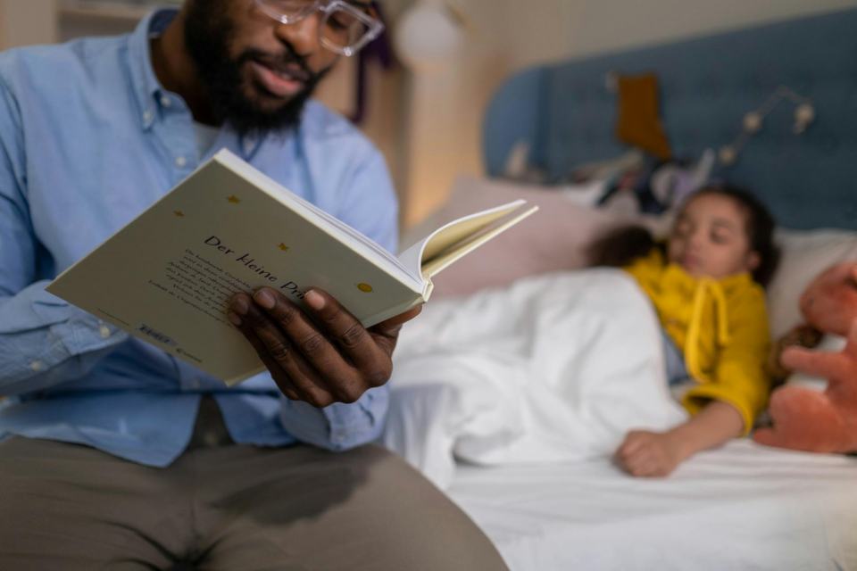 La lecture du soir aux enfants : bienfaits et conseils pratiques – Au ...