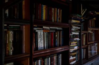 Emprunter des livres ou les acheter : que choisir ?